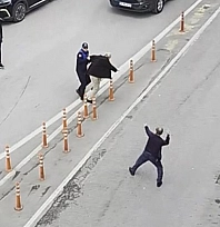 İki yaşlı adamın kavgasını araya girenler önledi