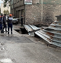 İnşaat yanında zemin çöktü, sokak savaş alanına döndü
