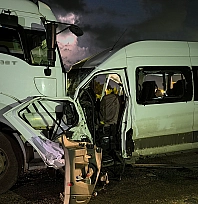 İşçi servisi tırla çarpıştı: 1 ölü, 15 yaralı