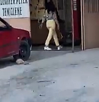 Kadın çekiçle etrafa saldırdı
