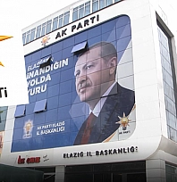 Kadın Kollarında Atama Yakın