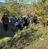 Kamyonet 38 metre aşağı yuvarlandı: 1 ölü, 1 yaralı
