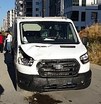 Kamyonet ile elektrikli bisiklet çarpıştı: 2 yaralı