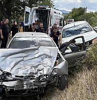 Kamyonet ile otomobil kafa kafaya çarpıştı: 4 yaralı