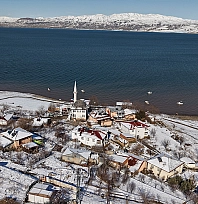 Kar ve suyun buluştuğu köy hayran bıraktı