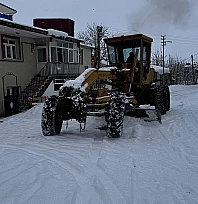 Karakoçan'da karla mücadele aralıksız sürüyor