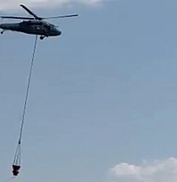 Karakoçan'da ormanlık alana sıçrayan yangına havadan müdahale