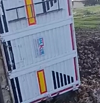 Karakoçan'da pancar yüklü kamyon yan yattı