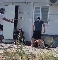 Karısını evlatlarının gözü önünde bıçakla yere yatırıp hunharca dövdü