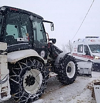 Karla kaplı yolda kalan ambulansı ekipler kurtardı