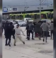 Kasklar miğfer sopalar kılıç oldu