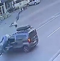 Kaza yaptı 3 takla attı hiçbir şey olmamış gibi ayağa kalktı