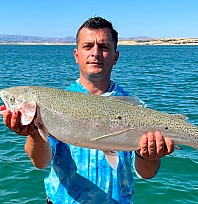 Keban Baraj Gölü'nde 5,5 kiloluk alabalık heyecanı