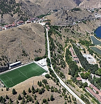 Keban'ın incisi Mehmetçik Stadyumu: Dağ yamacına kurulu, baraj manzaralı