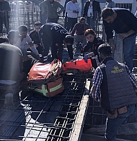 Kırılan pompa parçasının altında kalan işçi yaralandı