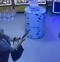Kocasına kurşun sıkmak istedi, silah tutukluk yapınca kurtuldu