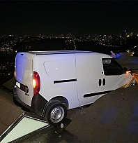 Kontrolden çıkan araç evin çatısına uçtu: 1 yaralı