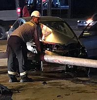 Kontrolden çıkan otomobil aydınlatma direğini devirdi
