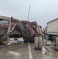 Konya'da kamyon dehşeti: Refüjü aşıp karşı şeride geçti