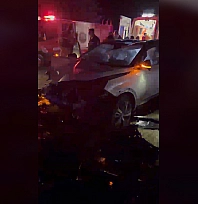 Kovancılar 'da otomobil yolcu durağına çarptı: 2 yaralı