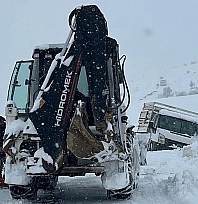 Kovancılar'da şarampole düşen pikap kurtarıldı