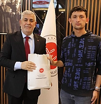 KPSS'ye girerken tezgahına bıraktığı not ile gündem olan simitçiye anlamlı kabul