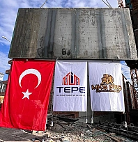 Malatya'da Güven Sitesi'nde beton çalışmaları sona erdi, işçiler halaylarla kutladı