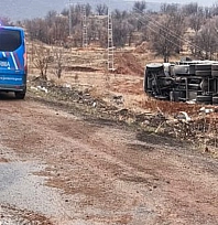 Malatya'da kamyon devrildi: 1 yaralı