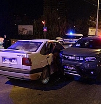 Malatya'da kavşakta kaza: 3 yaralı, sürücü aracı bırakıp kaçtı