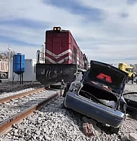 Malatya'da yük treni otomobil ile çarpıştı