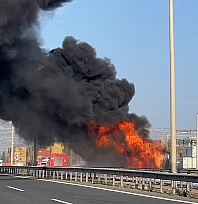 Mazot yüklü tanker alev alev yandı, gökyüzünü kara dumanlar kapladı
