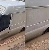 Minibüs çöken yolda mahsur kaldı