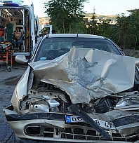 Minibüs ile otomobil çarpıştı: 3 yaralı
