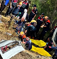 Minibüs şarampole uçtu: 4 ölü, 10 yaralı