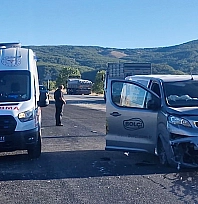 Minibüs traktöre arkadan çarptı: 1 ölü, 1 yaralı