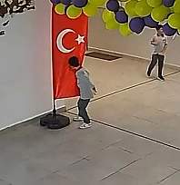 Minik yürek, büyük sevgi: bayrağı öpüp alnına koydu