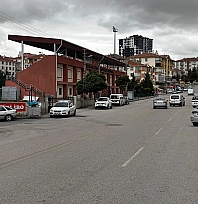 Motosiklet iki otomobille çarpıştı: 1 ölü, 1'i çocuk 2 yaralı