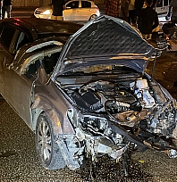 Motosikletle çarpışan otomobil direği devirdi: 5 yaralı