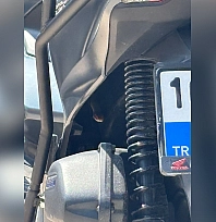 Motosikletten çıkan yılan şoke etti