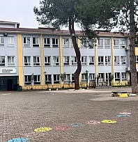 Öğrencilerin kavgasını ayıran hizmetli darbedildi, öğretmen baygınlık geçirdi
