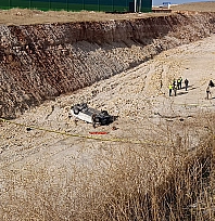 Otomobil 15 metre yükseklikten çalışma yapılan yola uçtu!