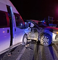 Otomobil ile minibüs çarpıştı: 12 yaralı