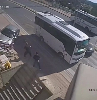 Otomobil merdiven boşluğuna uçtu: 2 kişi ezilmekten saniyelerle kurtuldu
