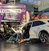 Otomobil otobüsüne saplandı: Çok sayıda kişi hayatını kaybetti