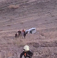 Otomobil şarampole yuvarlandı: Yaralı sürücüyü itfaiye kurtardı