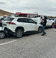 Palu Belediye Başkanı'nın konvoyunda zincirleme kaza