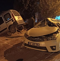 Park halindeki araca çarpan otomobil inşaata uçtu: 2 yaralı