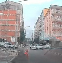 Pertek Caddesi'nde kaza kamerada: 2 araç çarpıştı