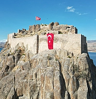 Pertek Kalesi'ne 50 metrekarelik dev Türk Bayrağı asıldı