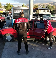 Polisin 'dur' ihtarına uymadı, kaçarken kaza yaptı: Araçta uyuşturucu ele geçirildi